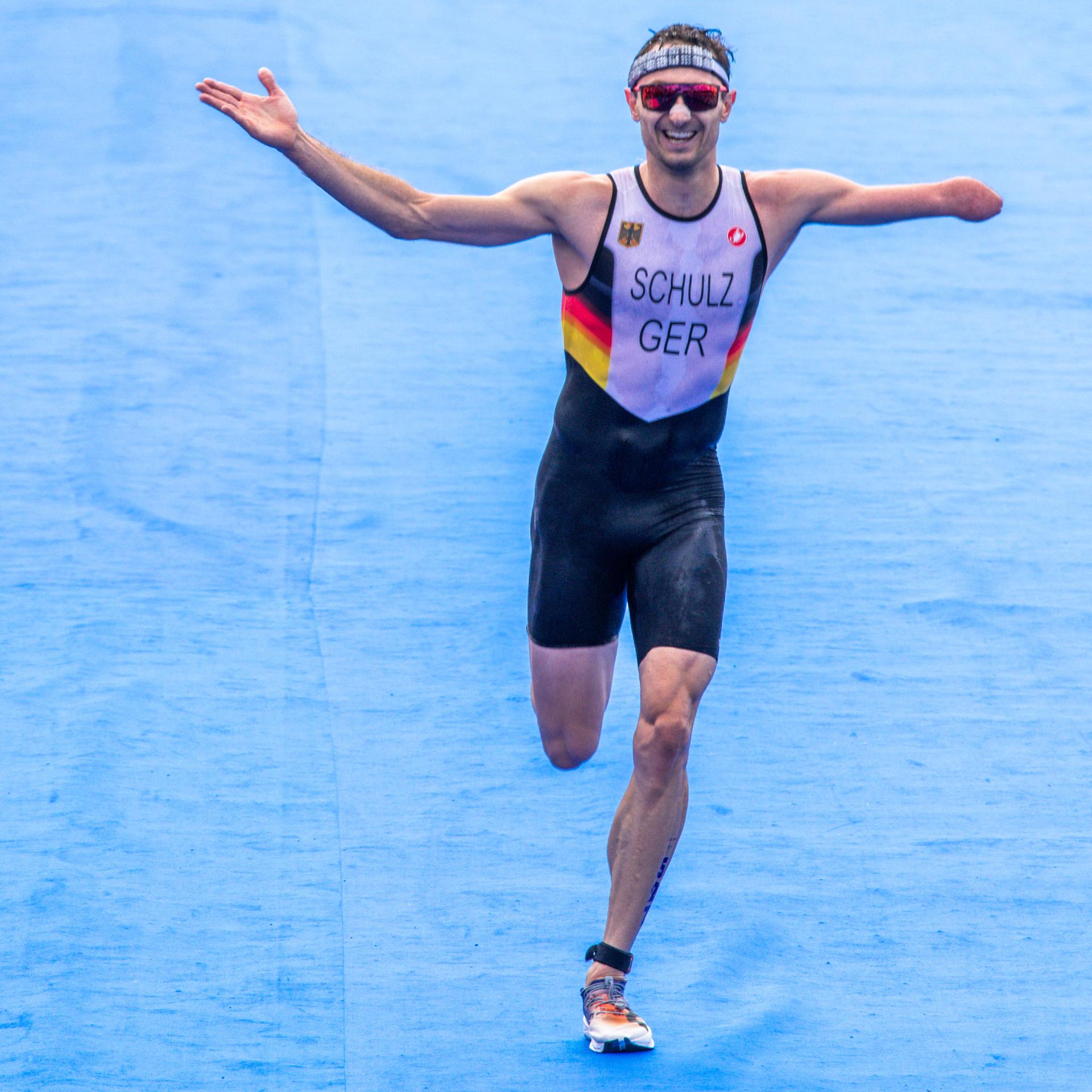 Para-Triathlon: Martin Schulz jubelt beim laufen. (Archivbild)