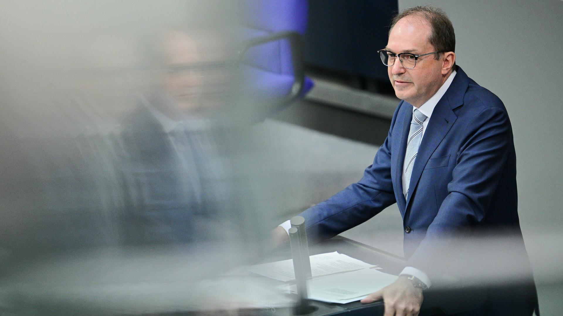 Alexander Dobrindt (CSU), Bundesinnenminister, spricht während der 5. Sitzung des Deutschen Bundestags. Alexander Dobrindt (CSU), Bundesinnenminister, spricht während der 5. Sitzung des Deutschen Bundestags.