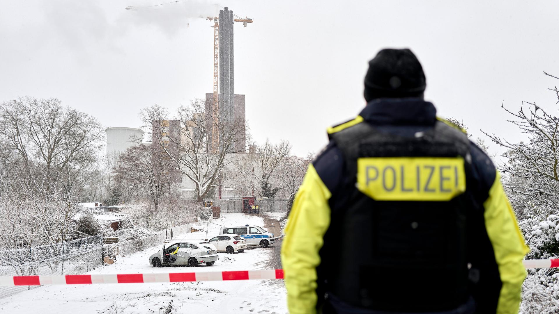Ein Polizist steht an der Brand-Stelle