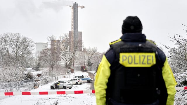 Ein Polizist steht an der Brand-Stelle