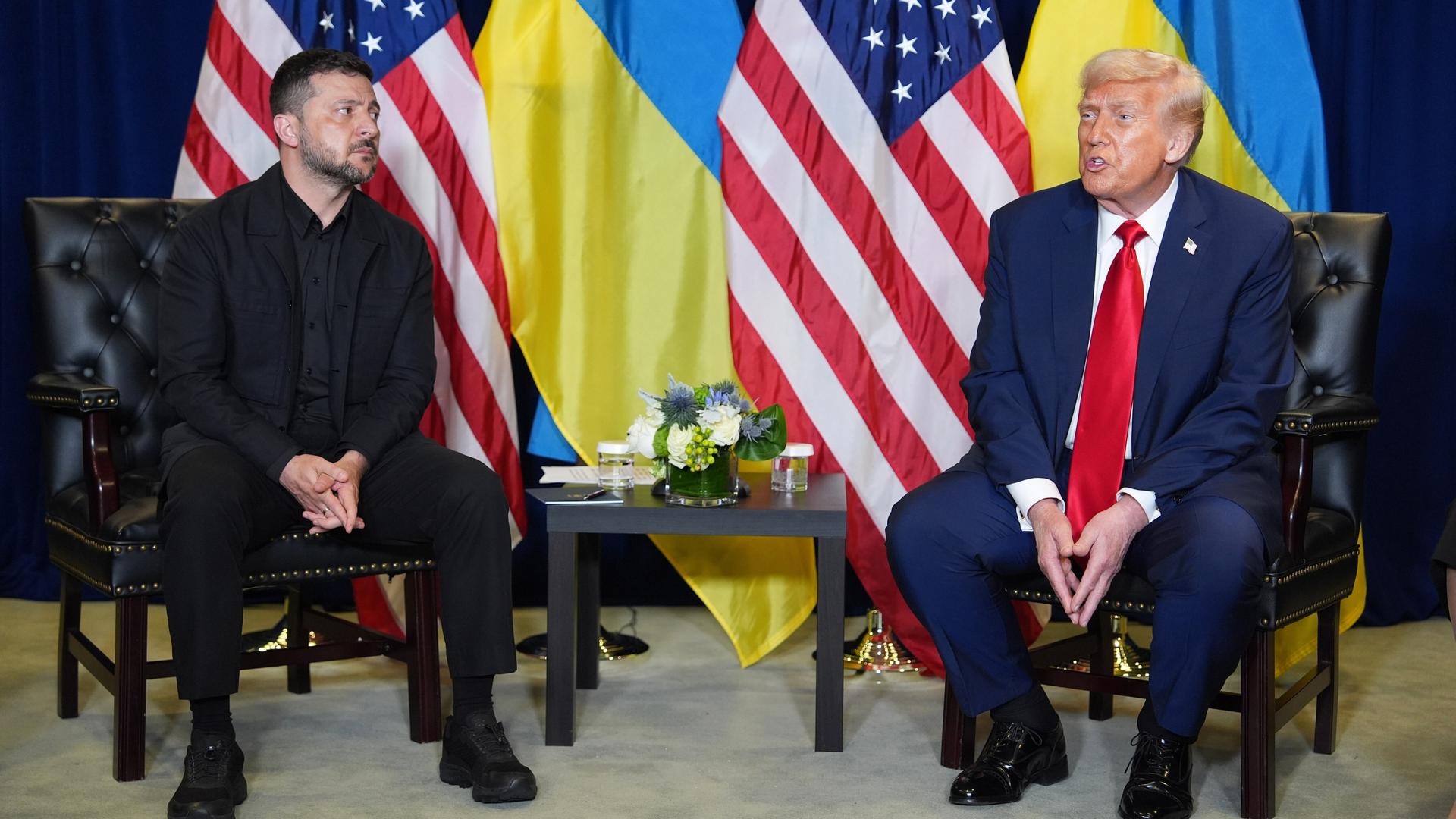 Der ukrainische Präsident Selenskyj im Gesrpäch mit US-Präsident Trump.