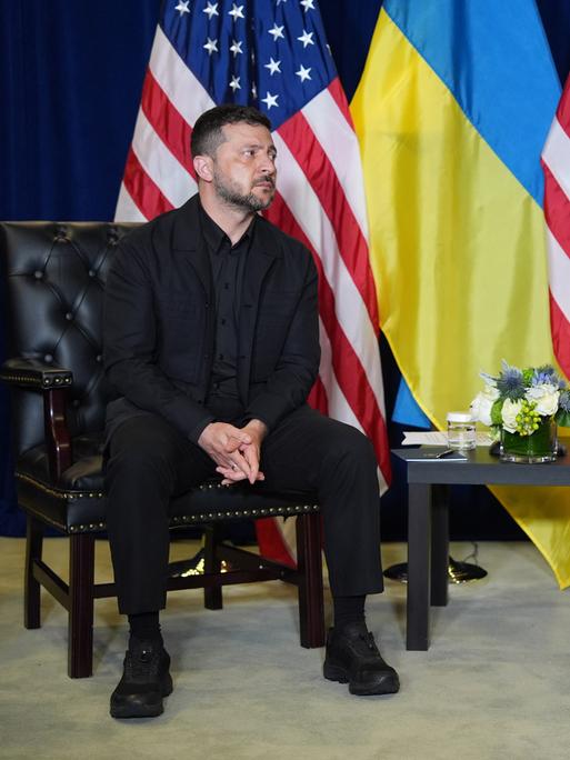 Der ukrainische Präsident Selenskyj im Gesrpäch mit US-Präsident Trump.