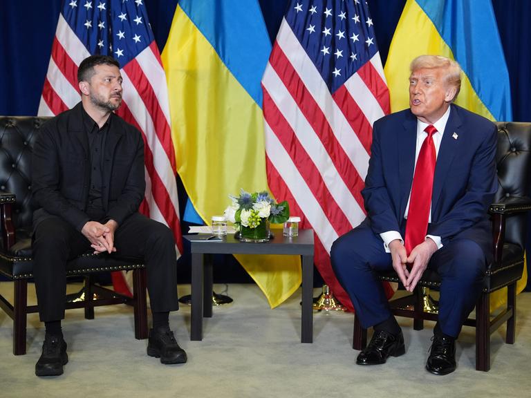 Der ukrainische Präsident Selenskyj im Gesrpäch mit US-Präsident Trump.