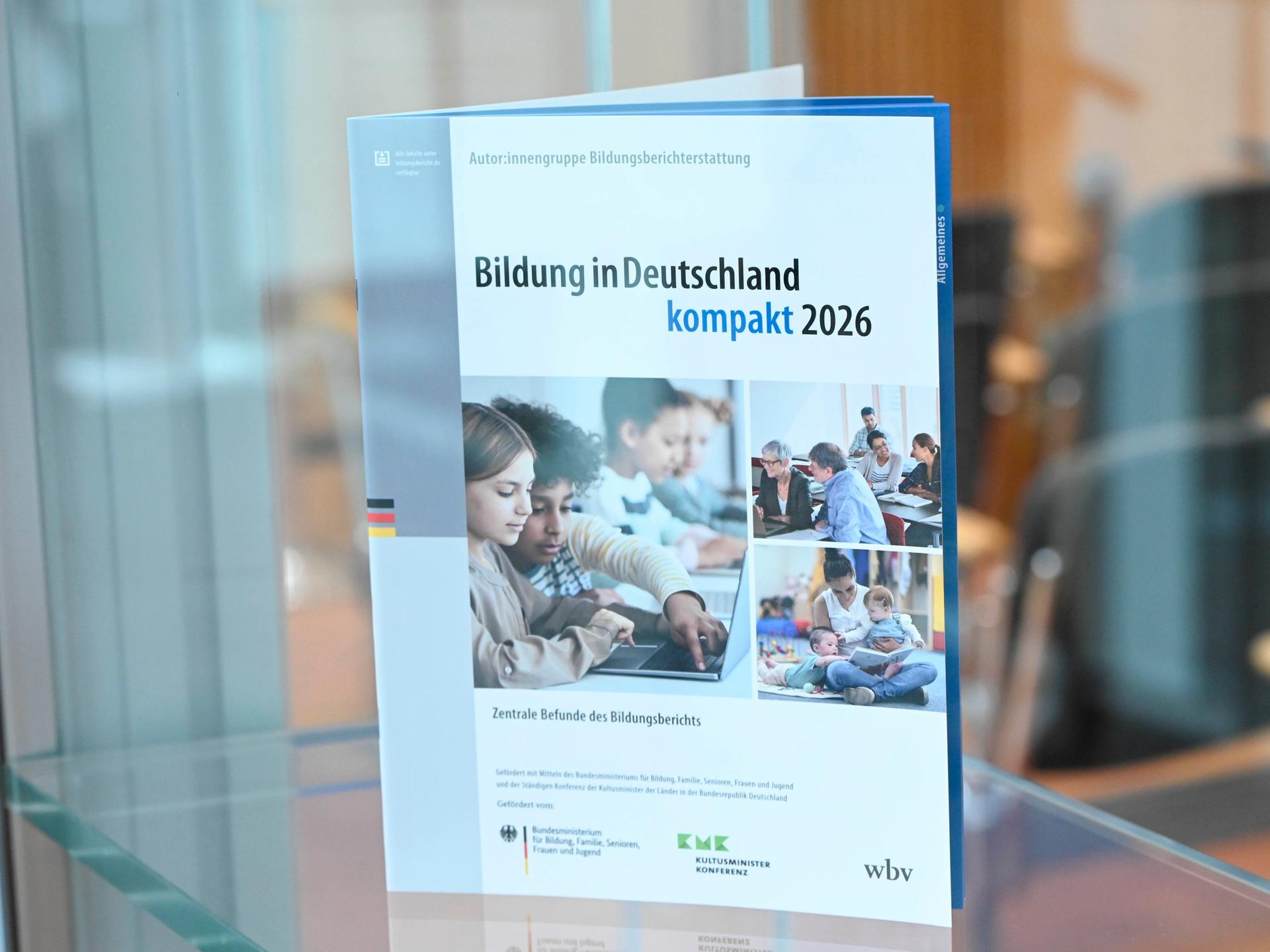 Ein gedruckter Bericht wird bei der Veröffentlichung des Berichts "Bildung in Deutschland 2026" auf der Bundespressekonferenz in Berlin präsentiert.