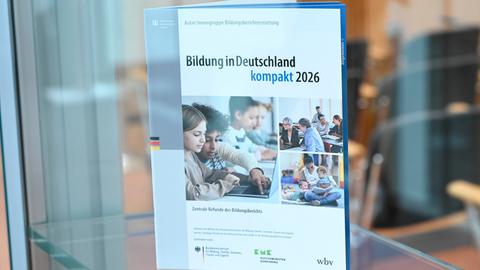 Ein gedruckter Bericht wird bei der Veröffentlichung des Berichts "Bildung in Deutschland 2026" auf der Bundespressekonferenz in Berlin präsentiert. Ein gedruckter Bericht wird bei der Veröffentlichung des Berichts "Bildung in Deutschland 2026" auf der Bundespressekonferenz in Berlin präsentiert.