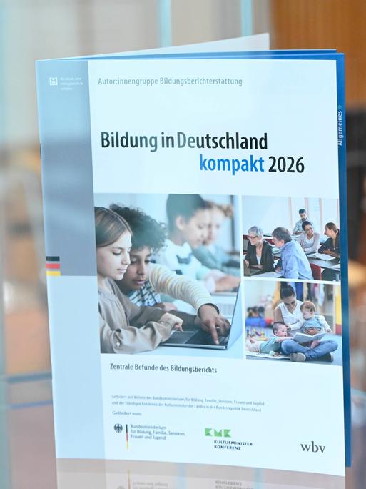 Ein gedruckter Bericht wird bei der Veröffentlichung des Berichts "Bildung in Deutschland 2026" auf der Bundespressekonferenz in Berlin präsentiert.
