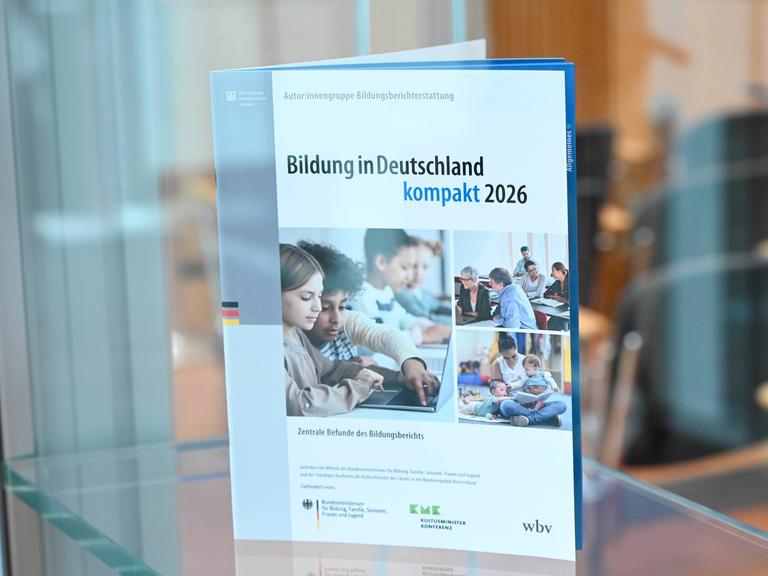 Ein gedruckter Bericht wird bei der Veröffentlichung des Berichts "Bildung in Deutschland 2026" auf der Bundespressekonferenz in Berlin präsentiert.