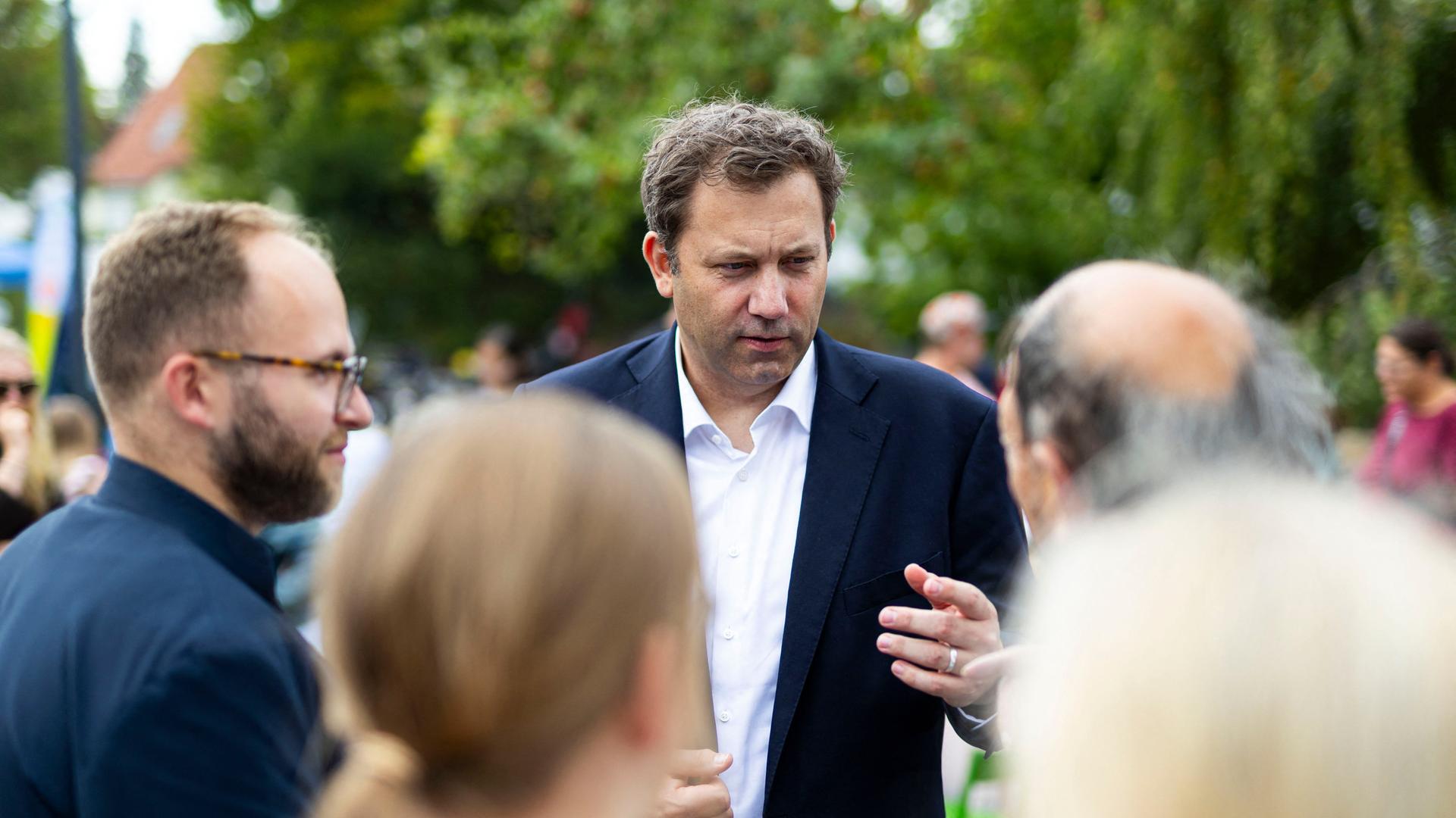 Der SPD-Vorsitzende Lars Klingbeil wirbt in Isernhagen um Stimmen für die SPD bei den Kommunalwahlen in Niedersachsen. Der SPD-Vorsitzende Lars Klingbeil wirbt in Isernhagen um Stimmen für die SPD bei den Kommunalwahlen in Niedersachsen.