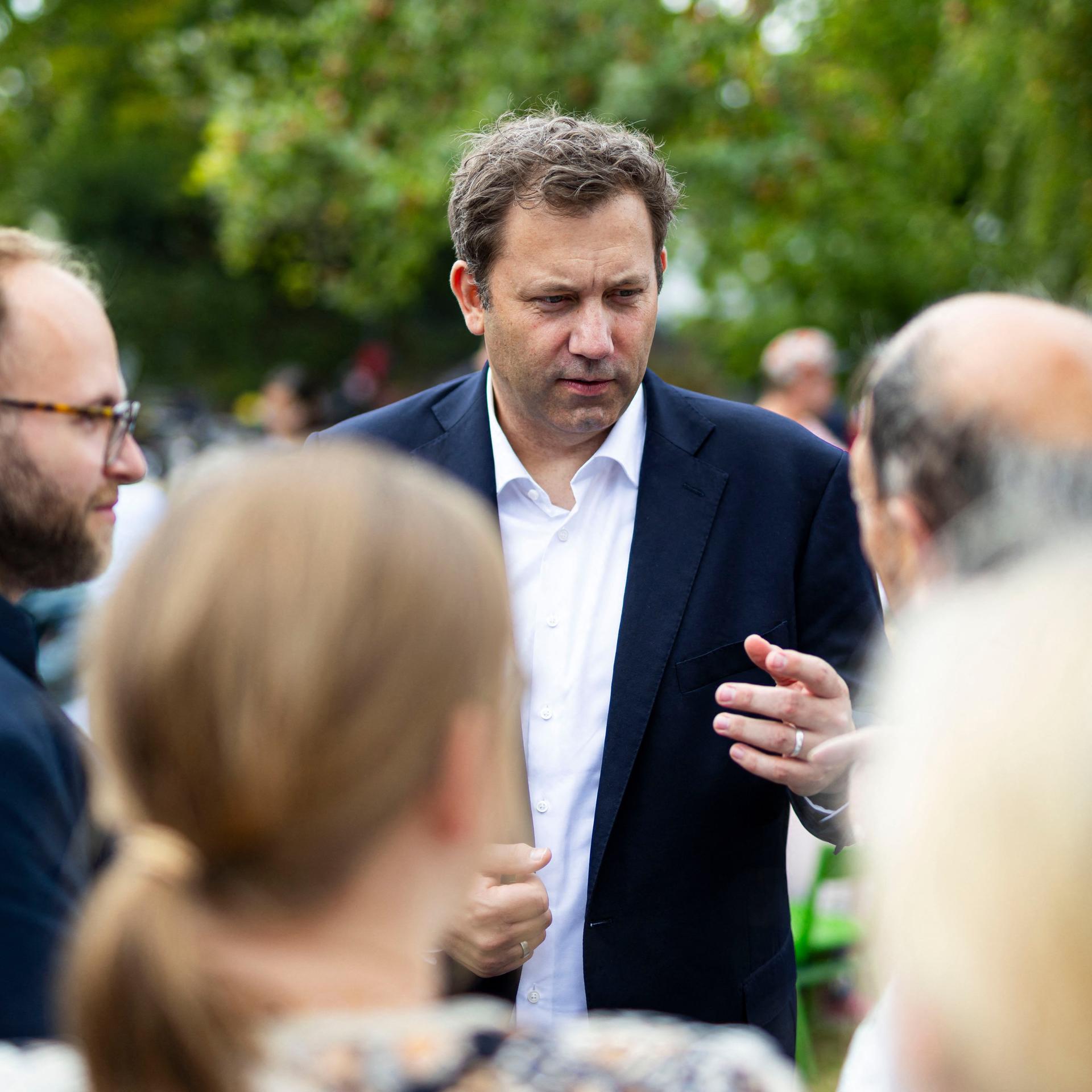 Der SPD-Vorsitzende Lars Klingbeil wirbt in Isernhagen um Stimmen für die SPD bei den Kommunalwahlen in Niedersachsen.