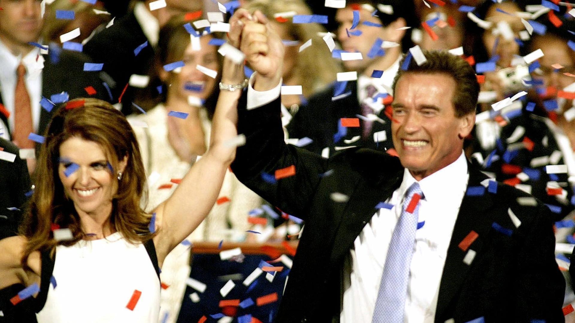 Arnold Schwarzenegger feiert mit Ehefrau Maria Shriver seinen Sieg bei den Gouverneurswahlen am 7.10.2003 in Los Angeles. 
