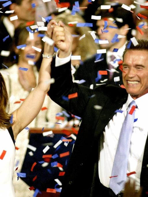 Arnold Schwarzenegger feiert mit Ehefrau Maria Shriver seinen Sieg bei den Gouverneurswahlen am 7.10.2003 in Los Angeles. 