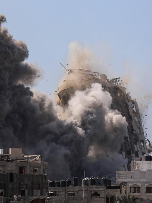 Rauchwolke am einstürzenden Al-Ghafri Tower in Gaza City
