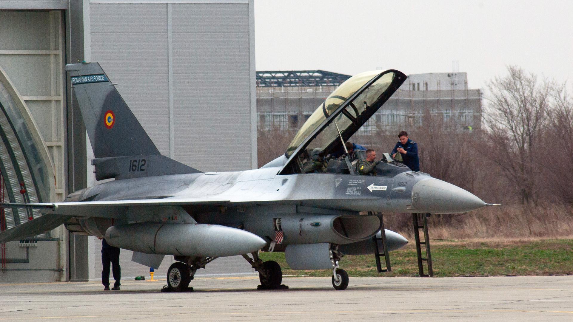 Piloten bereiten sich im Cockpit eines Kampfflugzeugs vom Typ F-16 der rumänischen Luftwaffe auf dem rumänischen Luftwaffenstützpunkt auf ihren Einsatz vor. 
