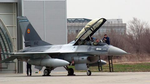 Piloten bereiten sich im Cockpit eines Kampfflugzeugs vom Typ F-16 der rumänischen Luftwaffe auf dem rumänischen Luftwaffenstützpunkt auf ihren Einsatz vor. 