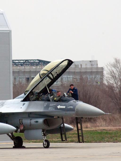 Piloten bereiten sich im Cockpit eines Kampfflugzeugs vom Typ F-16 der rumänischen Luftwaffe auf dem rumänischen Luftwaffenstützpunkt auf ihren Einsatz vor. 