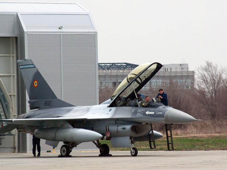 Piloten bereiten sich im Cockpit eines Kampfflugzeugs vom Typ F-16 der rumänischen Luftwaffe auf dem rumänischen Luftwaffenstützpunkt auf ihren Einsatz vor. 