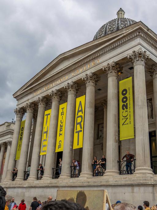 Besucher des "'The Triumph of Art" Festes zur Feier des 200. Jubiliäums der National Gallery am Trafalgar Square. Credit:Zak Irfan / Avalon