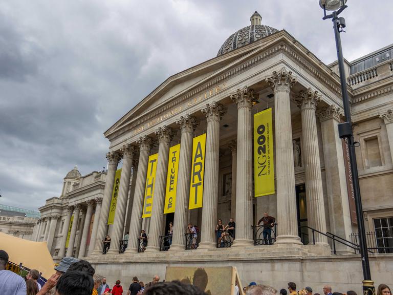 Besucher des "'The Triumph of Art" Festes zur Feier des 200. Jubiliäums der National Gallery am Trafalgar Square. Credit:Zak Irfan / Avalon