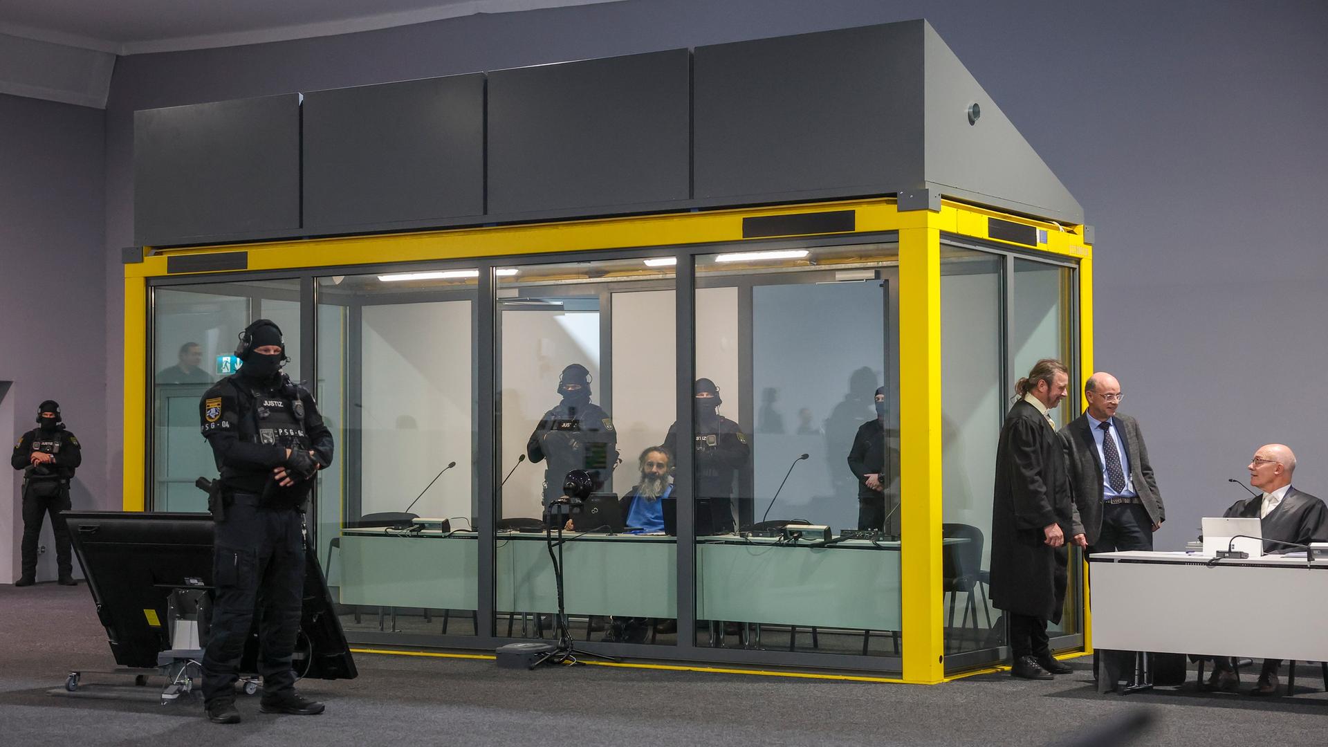 Magdeburg: Der Angeklagte Taleb al-Abdulmohsen sitzt zu Prozessbeginn in einem kugelsicheren Glaskasten im Gerichtssaal im temporären Gerichtsgebäude des Landgerichtes Magdeburg.