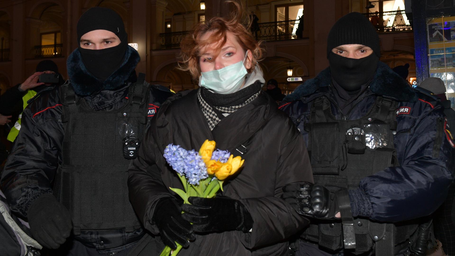 Festnahme einer Demonstratin bei einer Protestkundgebung gegen den Krieg in St. Petersburg 