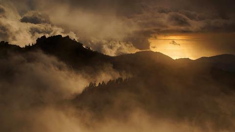 Berge im Nebel bei Sonnenaufgang