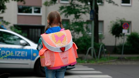 Ein Mädchen läuft am 02.06.2013 in Berlin über einen Zebrastreifen (gestellte Szene). 