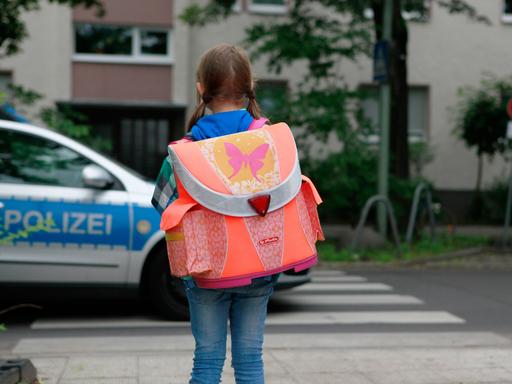 Ein Mädchen läuft am 02.06.2013 in Berlin über einen Zebrastreifen (gestellte Szene). Ein Mädchen läuft am 02.06.2013 in Berlin über einen Zebrastreifen (gestellte Szene).