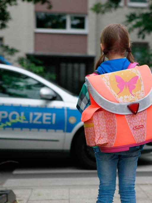 Ein Mädchen läuft am 02.06.2013 in Berlin über einen Zebrastreifen (gestellte Szene). 