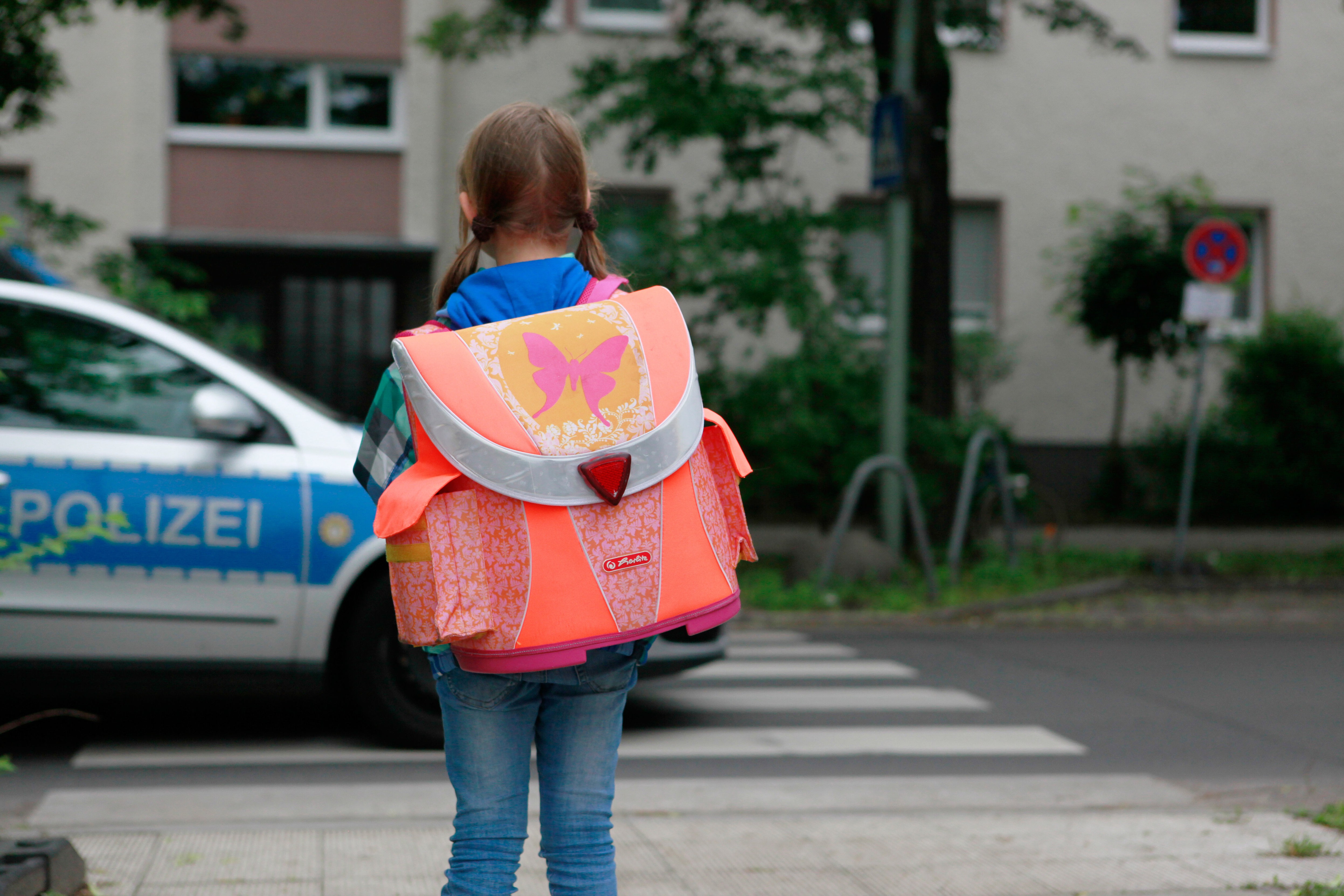 Ein Mädchen läuft am 02.06.2013 in Berlin über einen Zebrastreifen (gestellte Szene). Ein Mädchen läuft am 02.06.2013 in Berlin über einen Zebrastreifen (gestellte Szene).