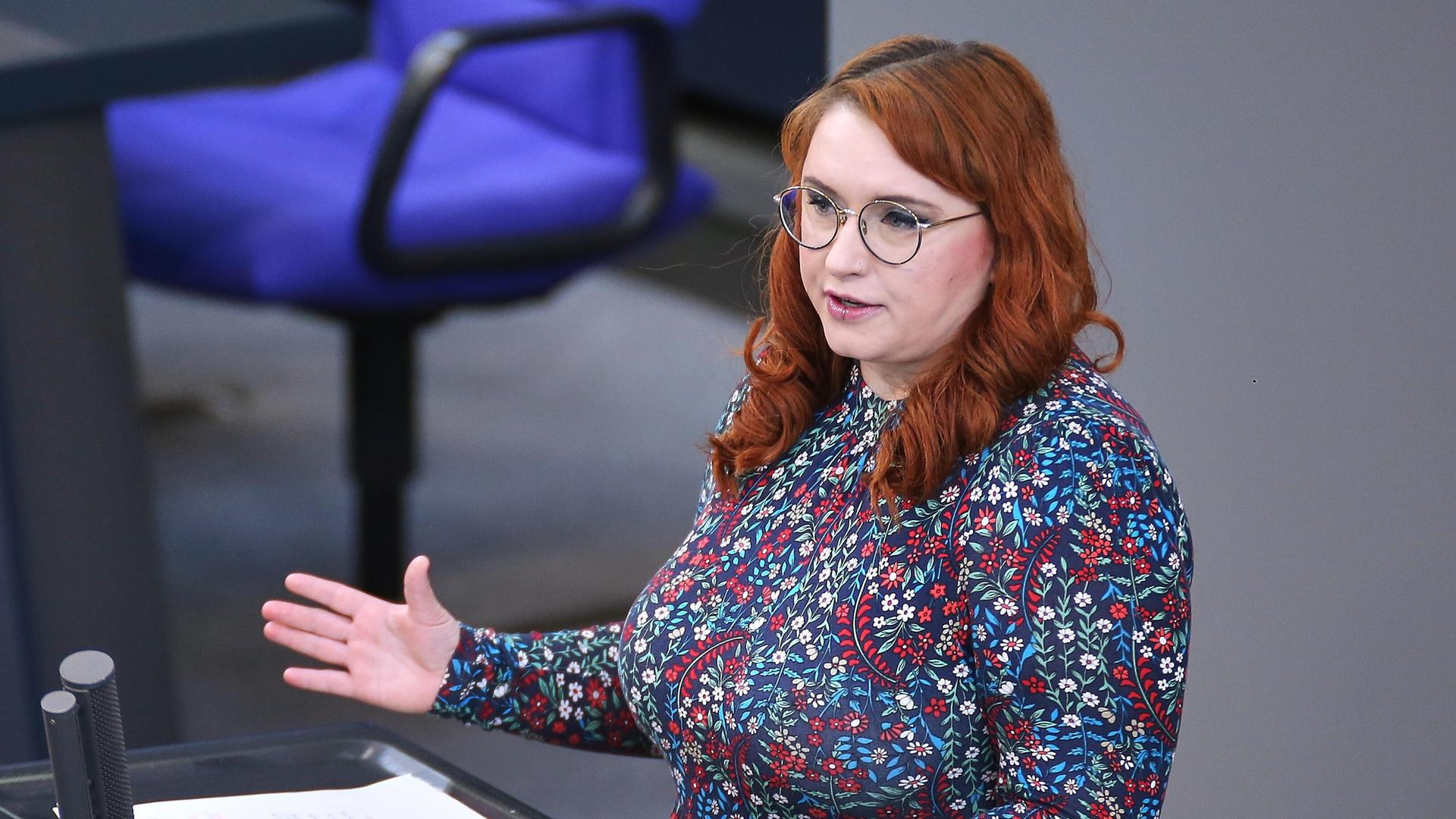 Agnieszka Brugger, Grüne, spricht und gestikuliert im Deutschen Bundestag. Agnieszka Brugger, Grüne, spricht und gestikuliert im Deutschen Bundestag.