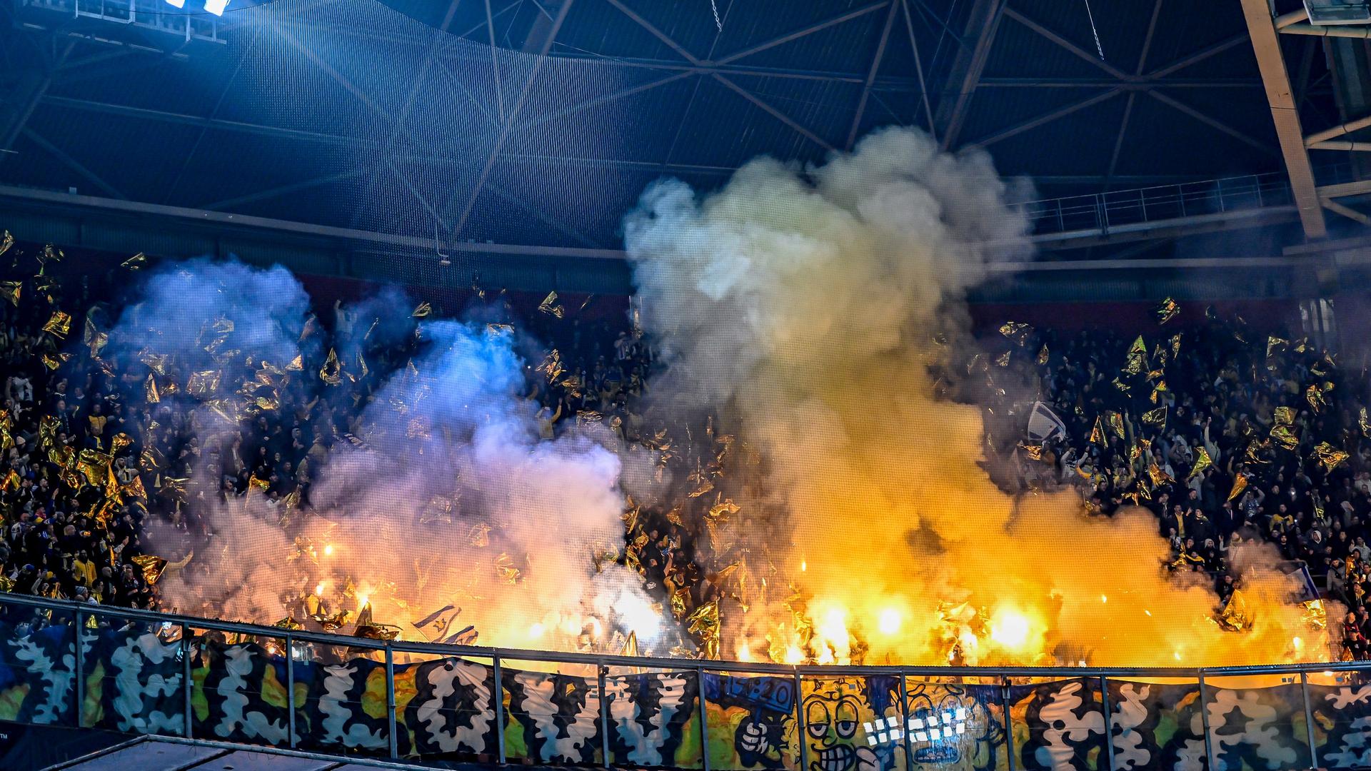 Fans des isralischen Fußballvereins Maccabi Tel-Aviv zünden Pyrotechnik bei einem Spiel in Amsterdam.