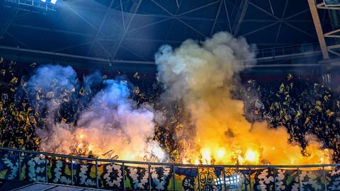 Fans des isralischen Fußballvereins Maccabi Tel-Aviv zünden Pyrotechnik bei einem Spiel in Amsterdam.