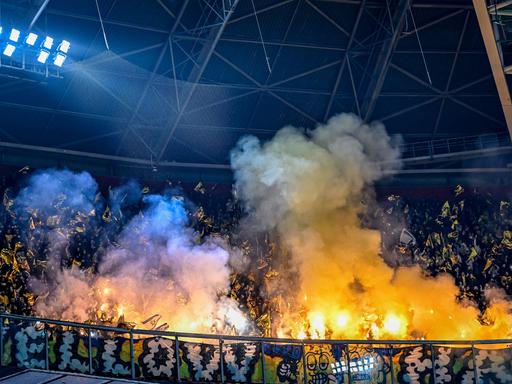 Fans des isralischen Fußballvereins Maccabi Tel-Aviv zünden Pyrotechnik bei einem Spiel in Amsterdam.