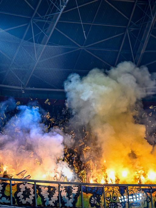 Fans des isralischen Fußballvereins Maccabi Tel-Aviv zünden Pyrotechnik bei einem Spiel in Amsterdam.