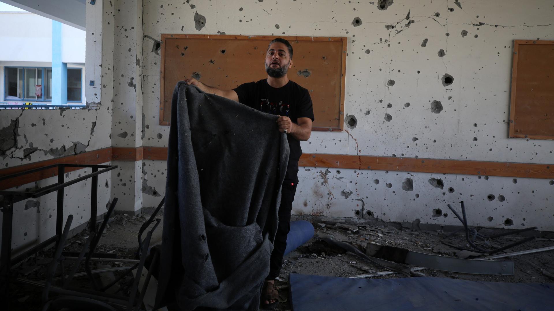 Ein Mann steht in einem verwüsteten Raum eines Krankenhauses in Gaza-Stadt nach einem Raketeneinschlag.