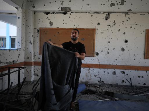 Ein Mann steht in einem verwüsteten Raum eines Krankenhauses in Gaza-Stadt nach einem Raketeneinschlag.