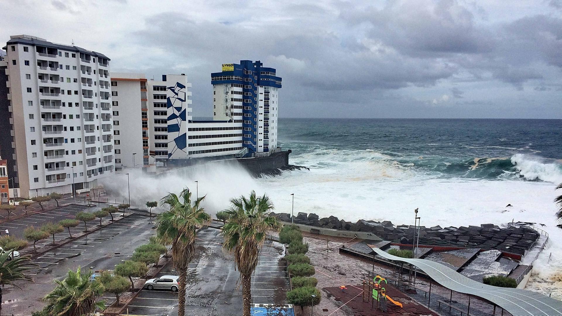 Santa Cruz de Tenerife: Hohe Wellen treffen auf die Nordwestküste von Teneriffa. Santa Cruz de Tenerife: Hohe Wellen treffen auf die Nordwestküste von Teneriffa.
