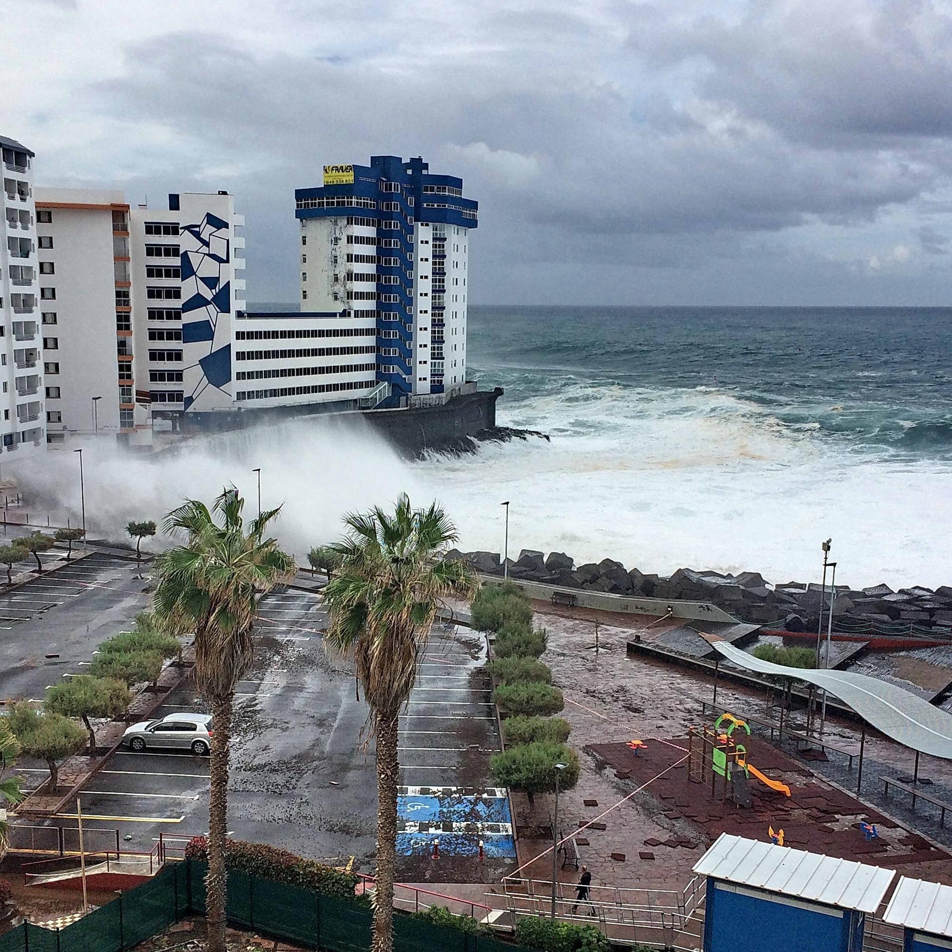 Santa Cruz de Tenerife: Hohe Wellen treffen auf die Nordwestküste von Teneriffa.