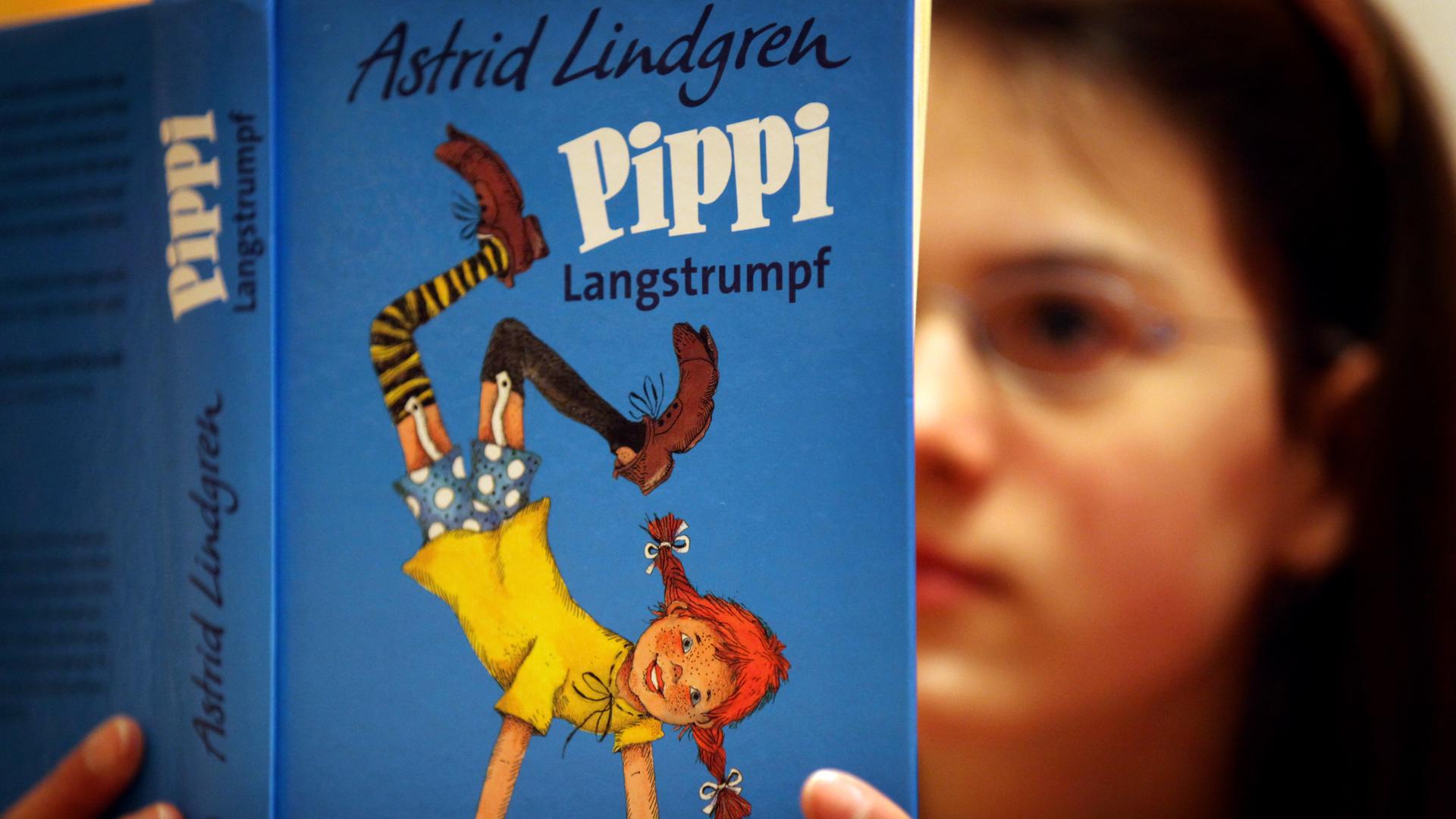 Ein Mädchen liest in Düsseldorf in einem Pippi Langstrumpf-Buch