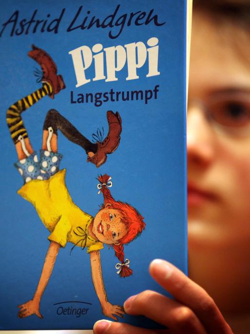 Ein Mädchen liest in Düsseldorf in einem Pippi Langstrumpf-Buch