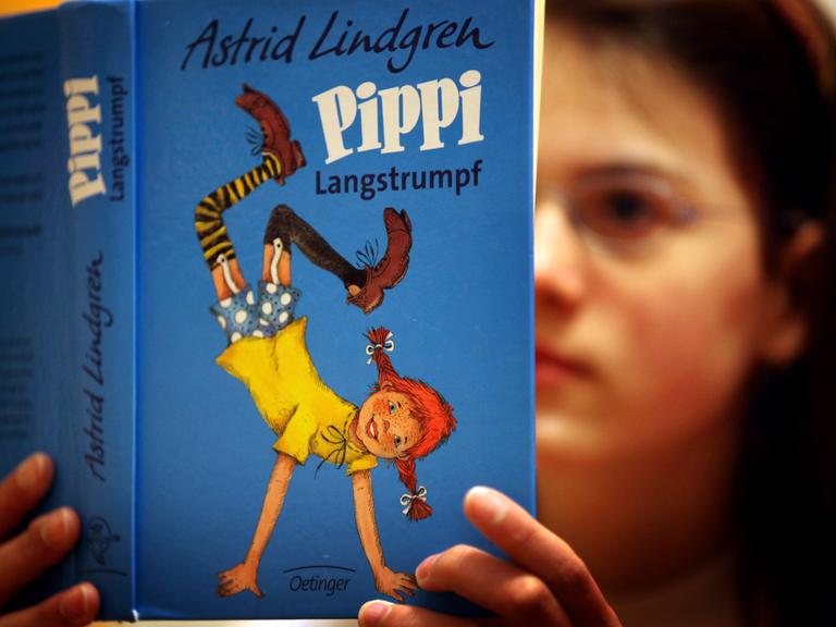 Ein Mädchen liest in Düsseldorf in einem Pippi Langstrumpf-Buch