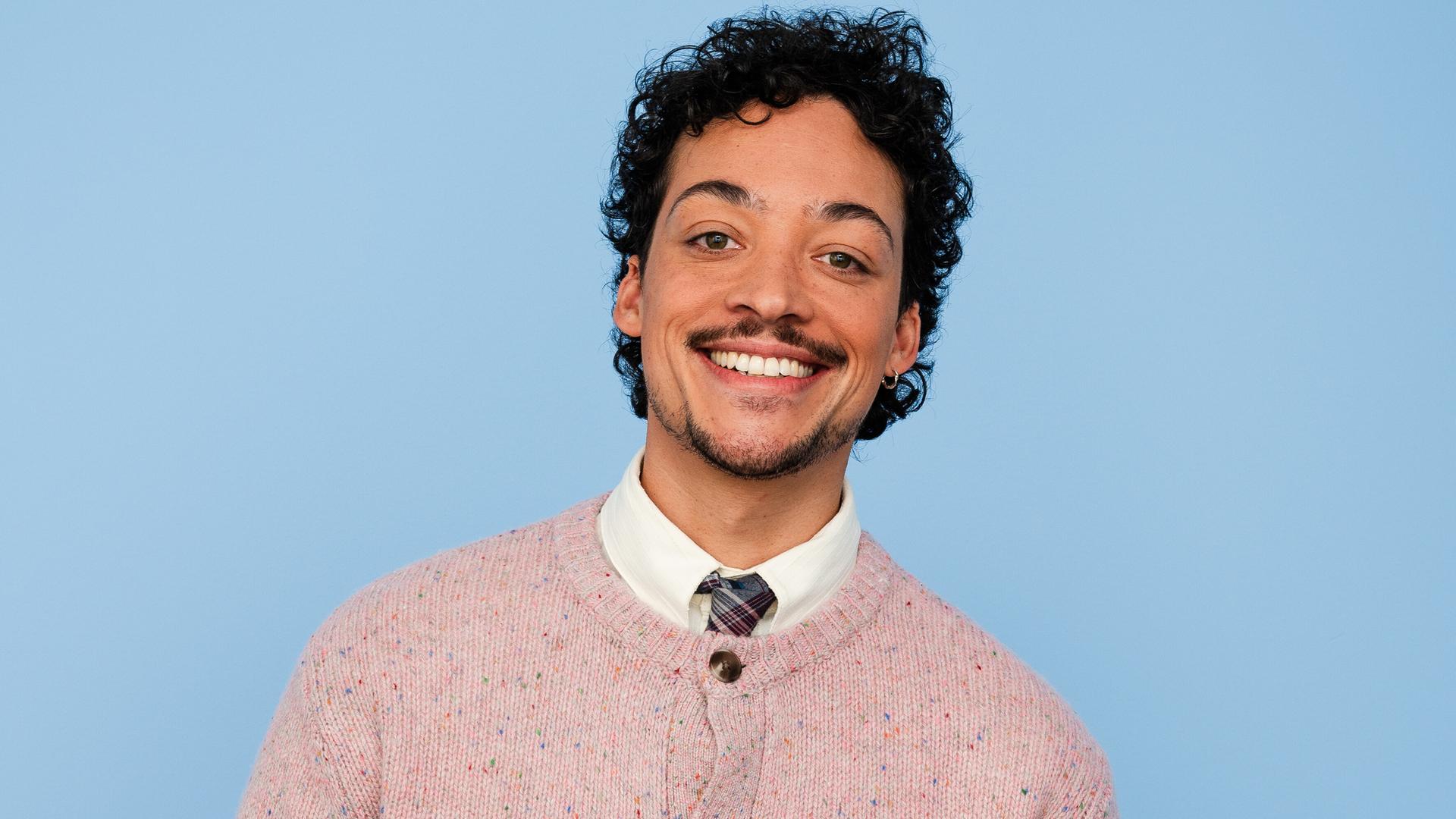 Der Comedian Aurel Mertz posiert lachend für die Kamera