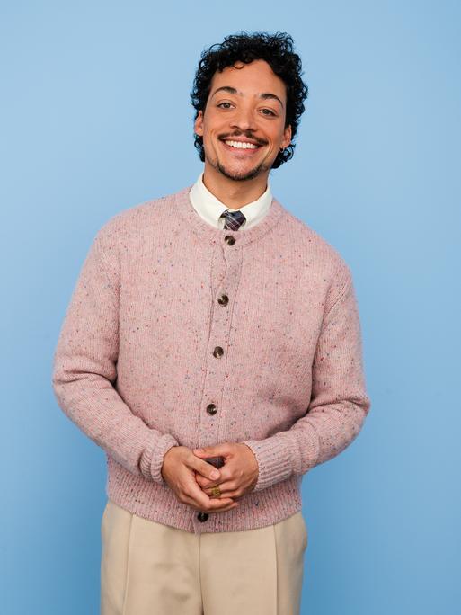 Der Comedian Aurel Mertz posiert lachend für die Kamera