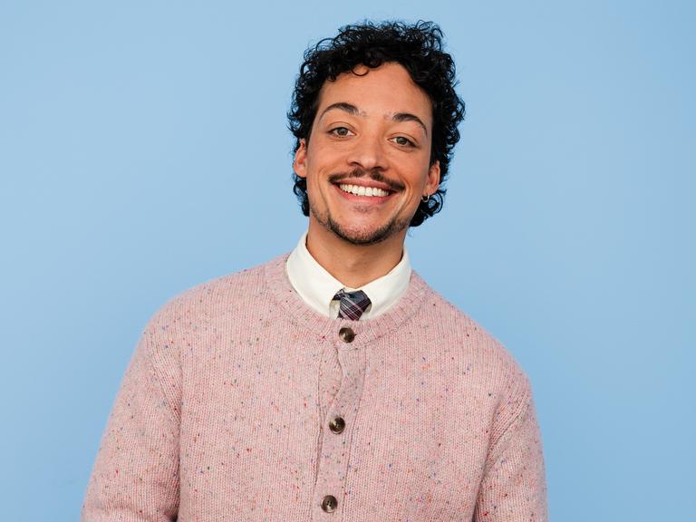 Der Comedian Aurel Mertz posiert lachend für die Kamera