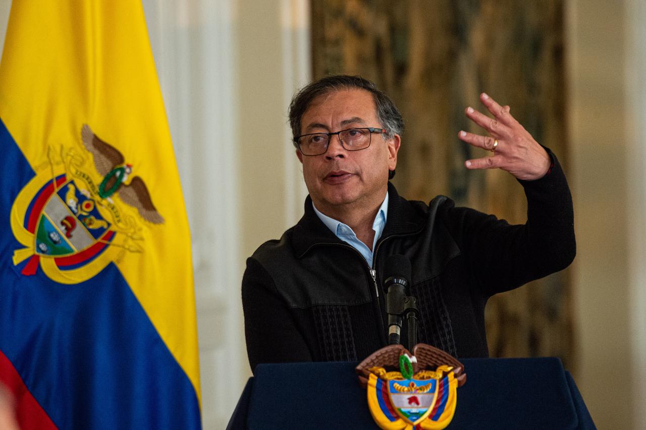 Der kolumbianische Präsident Gustavo Petro gestikuliert am Mikrofon