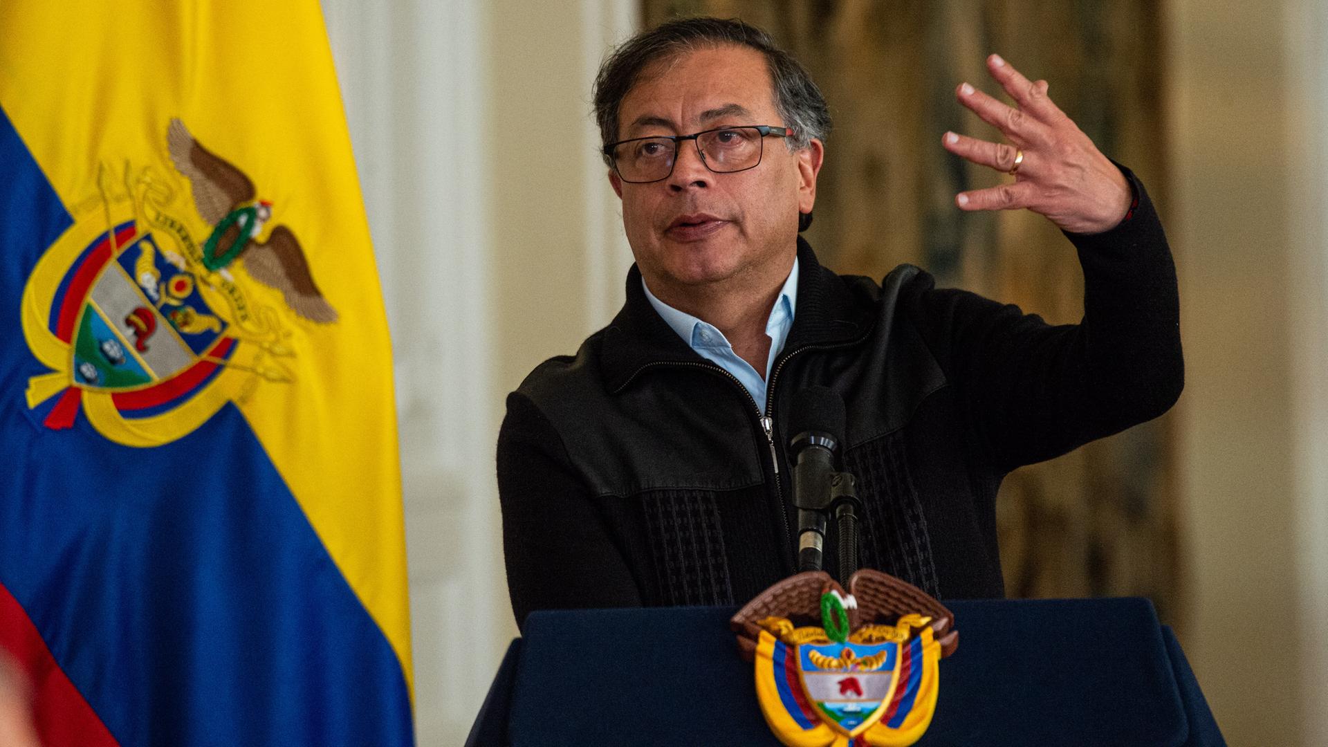 Der kolumbianische Präsident Gustavo Petro gestikuliert am Mikrofon