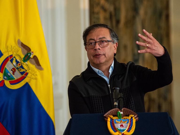 Der kolumbianische Präsident Gustavo Petro gestikuliert am Mikrofon