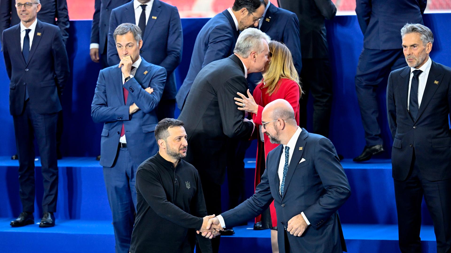 Wolodymyr Selenskyj schüttelt dem Präsidenten des Europäischen Rates, Charles Michel, die Hand. Wolodymyr Selenskyj schüttelt dem Präsidenten des Europäischen Rates, Charles Michel, die Hand.