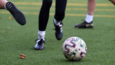 Ein Mädchen der Scoring Girls trainiert auf dem Fußballplatz der Ostkampfbahn in Berlin. 