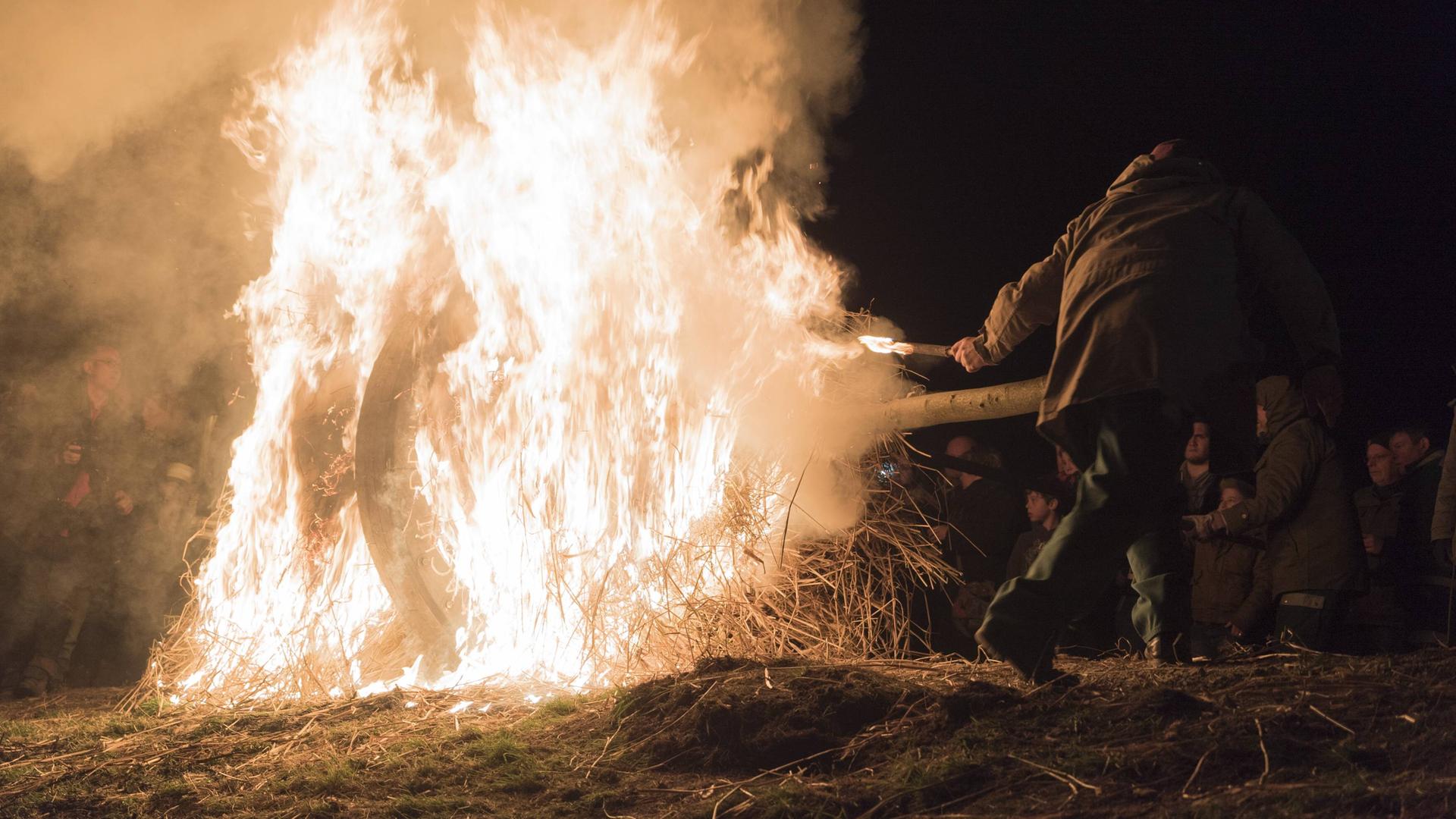 Anzünden eines Osterrads beim Osterräderlauf in Lügde.